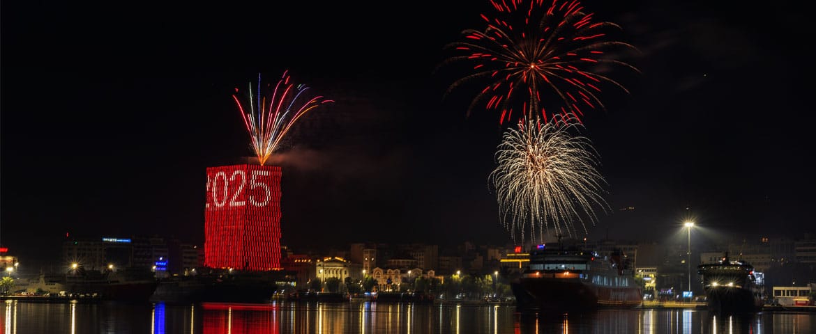 Φαντασμαγορικό υπερθέαμα στην υποδοχή του νέου έτους στον Πειραιά
