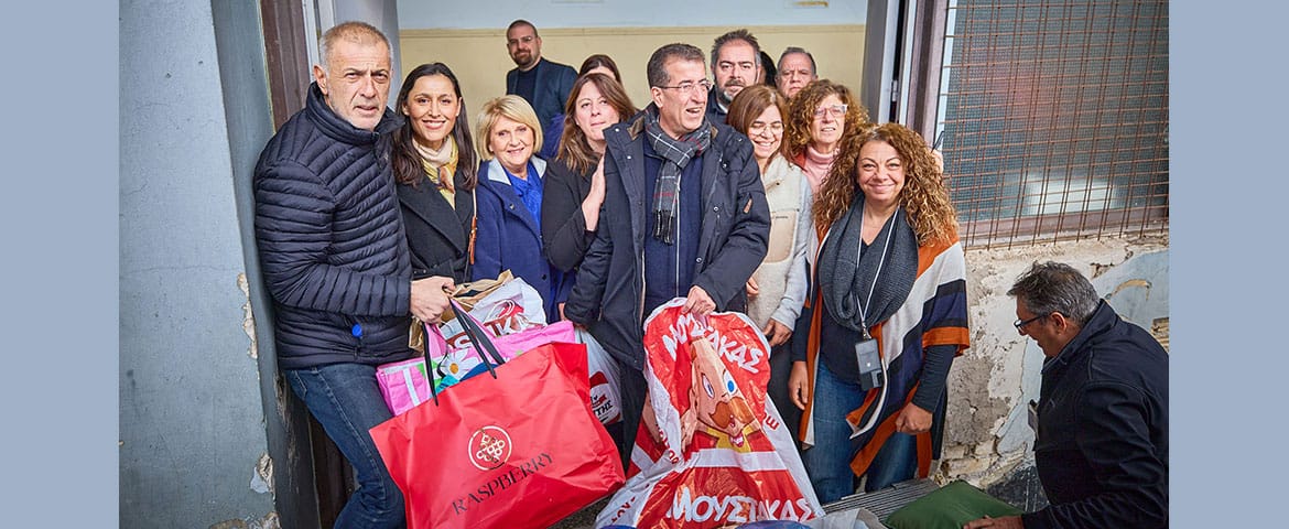 Είδη ρουχισμού και παιχνίδια προσέφερε ο Δήμος Πειραιά στους πρόσφυγες της Ελεγχόμενης Δομής Προσωρινής Φιλοξενίας Aιτούντων Άσυλο Σχιστού