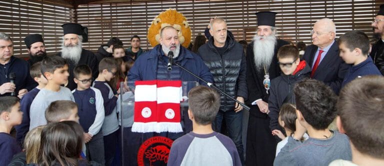 Ο Δήμαρχος Πειραιά Γιάννης Μώραλης στα Εκπαιδευτήρια της Ιεράς Μητροπόλεως Πειραιώς για τη γιορτή της Τσικνοπέμπτης