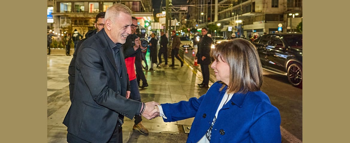 Ο Δήμαρχος Πειραιά Γιάννης Μώραλης υποδέχθηκε την Πρόεδρο της Δημοκρατίας κυρία Κατερίνα Σακελλαροπούλου στο Δημοτικό Θέατρο Πειραιά για την παράσταση «MERDE!»