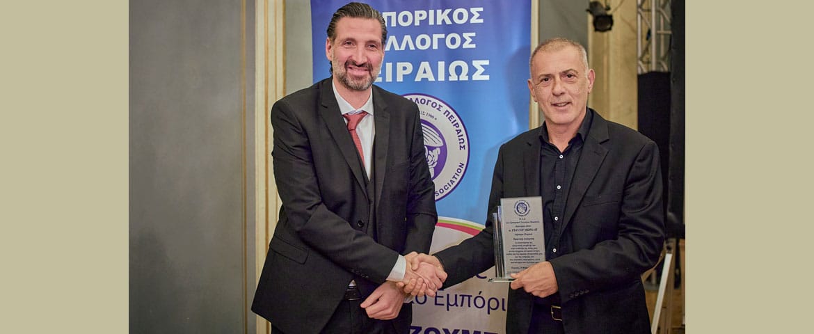 Βράβευση Δημάρχου Πειραιά, Γιάννη Μώραλη, από τον Εμπορικό Σύλλογο Πειραιά για τη στήριξή του στο Πειραϊκό εμπόριο