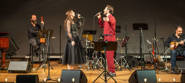 Η Λίνα Νικολακοπούλου «μάγεψε» το κοινό του Δημοτικού Θεάτρου Πειραιά στη συναυλία αγάπης για τη στήριξη του «ΑγκαλιάΖΩ»