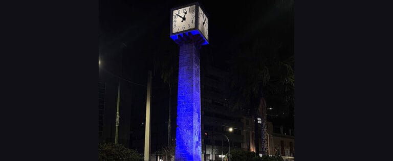 Ο Δήμος Πειραιά φώτισε «μπλε» το Ρολόι στο Πασαλιμάνι για την Παγκόσμια Ημέρα Ευχής