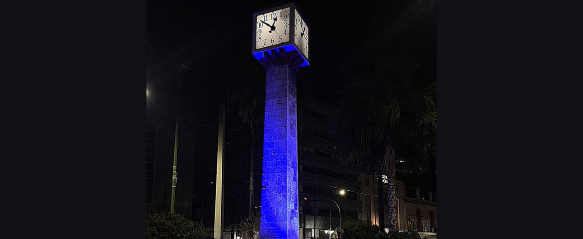 Ο Δήμος Πειραιά φώτισε «μπλε» το Ρολόι στο Πασαλιμάνι για την Παγκόσμια Ημέρα Ευχής