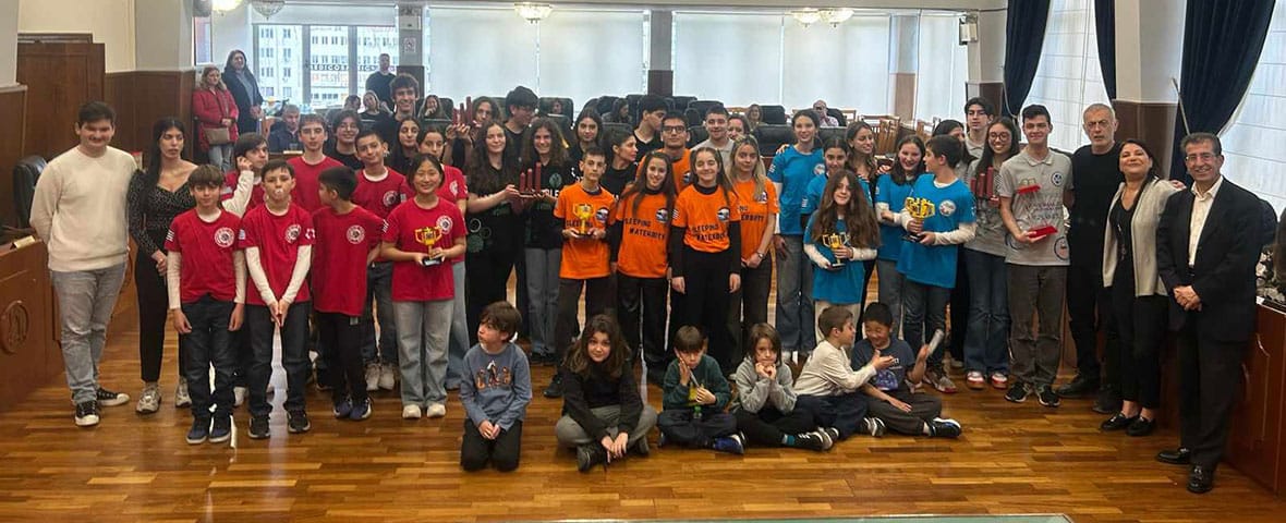 Ο Δήμαρχος Πειραιά Γιάννης Μώραλης υποδέχθηκε ομάδες ρομποτικής που διακρίθηκαν στο Πανελλήνιο Πρωτάθλημα FIRST TECH Challenge 2025