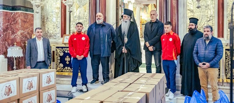 Ο Δήμαρχος Πειραιά Γιάννης Μώραλης στη διανομή Πασχαλινών δεμάτων αγάπης από την Ιερά Μητρόπολη Πειραιώς