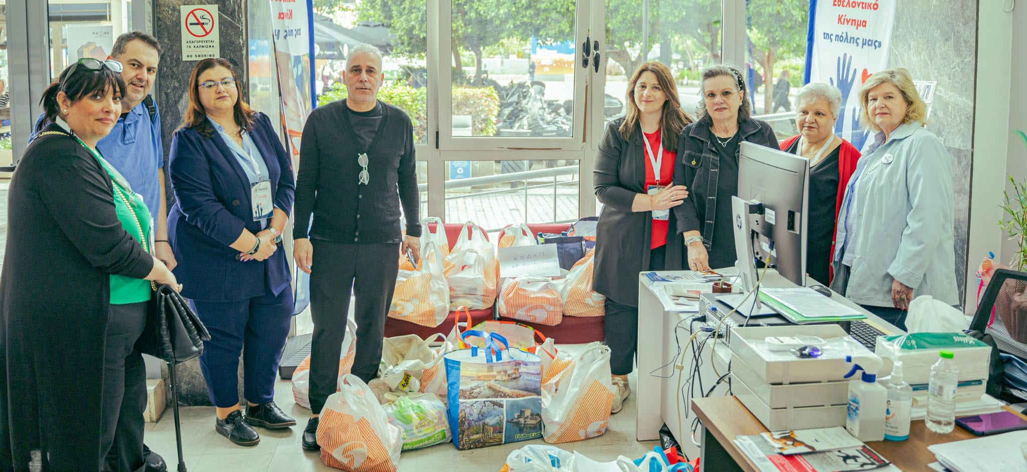 Τρόφιμα σε ευπαθείς ομάδες της πόλης από το Γραφείο Εθελοντισμού «Piraeus TeamUp», στο πλαίσιο φιλανθρωπικής θεατρικής παράστασης