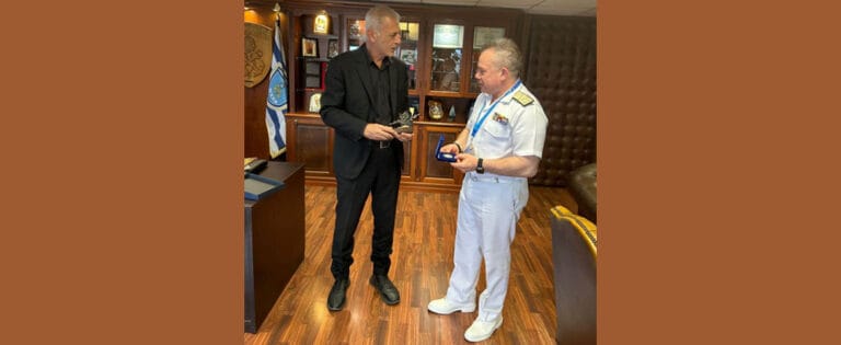 Συνάντηση Δημάρχου Πειραιά Γιάννη Μώραλη με τον νέο αρχηγό του Λιμενικού Σώματος-Ελληνικής Ακτοφυλακής Αντιναύαρχο Τρύφωνα Κοντιζά