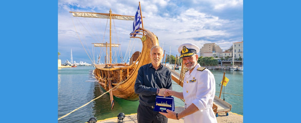 Ο Δήμαρχος Πειραιά Γιάννης Μώραλης υποδέχθηκε την ιστορική τριήρη «Ολυμπιάς» του Πολεμικού Ναυτικού για τις «Ημέρες Θάλασσας 2025»