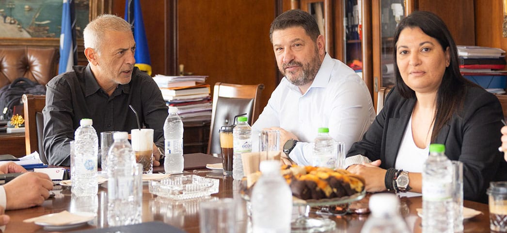 Συνάντηση εργασίας του Δημάρχου Πειραιά Γιάννη Μώραλη με τον Περιφερειάρχη Αττικής Νίκο Χαρδαλιά στο Δημαρχείο Πειραιά