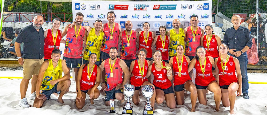 Το «Piraeus Beach Handball 2025» «έλαμψε» στην καρδιά του Πειραιά Τρεις ημέρες γεμάτες χειροσφαίριση, ένταση και συναρπαστικό θέαμα στην πλατεία Κοραή