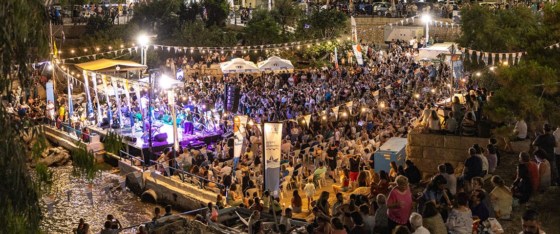 Χιλιάδες κόσμου στον Όρμο της Αφροδίτης στην Πειραϊκή στην τελετή λήξης των Ημερών Θάλασσας 2025