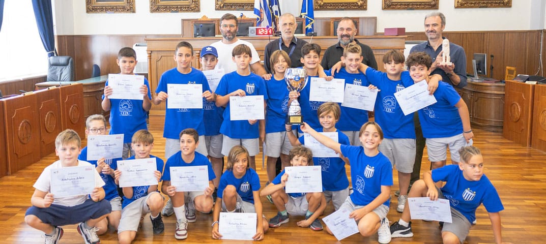 Ο Δήμαρχος Πειραιά Γιάννης Μώραλης βράβευσε την ομάδα υδατοσφαίρισης Κ11 του Εθνικού Πειραιώς για την κατάκτηση της πρώτης θέσης στο Πανελλήνιο Πρωτάθλημα