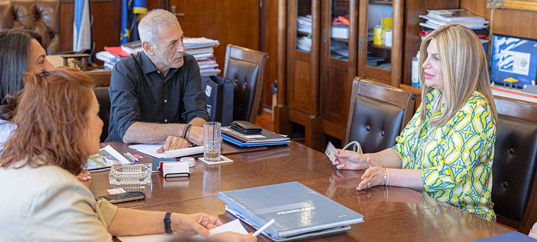 Συνάντηση του Δημάρχου Πειραιά Γιάννη Μώραλη με την Πρέσβη και Γενική Πρόξενο του Παναμά στην Ελλάδα Julie Lymberopulos-Karnakis