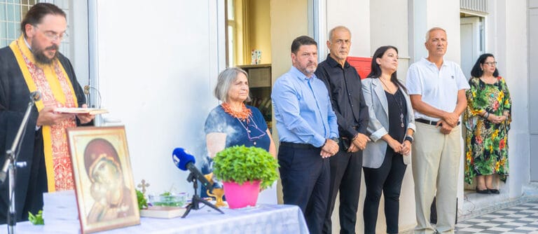 Ο Δήμαρχος Πειραιά Γιάννης Μώραλης στον αγιασμό σε σχολεία της πόλης