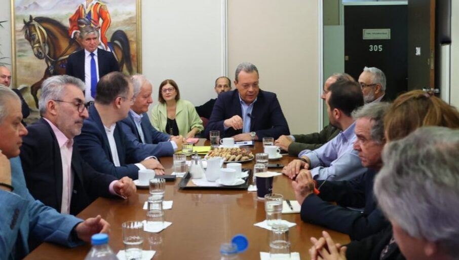 Συνάντηση με το Σωκράτη Φάμελλο για άμεσες λύσεις στα οικονομικά των Δήμων