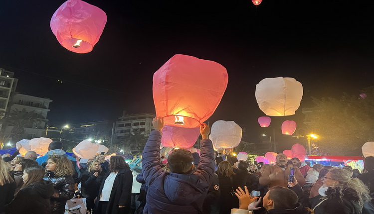 ΟΙ ΕΥΧΕΣ ΠΕΤΑΞΑΝ ΨΗΛΑ ΣΤΗΝ ΠΛΑΤΕΙΑ ΤΖΙΤΖΙΦΙΩΝ – Δήμος Καλλιθέας