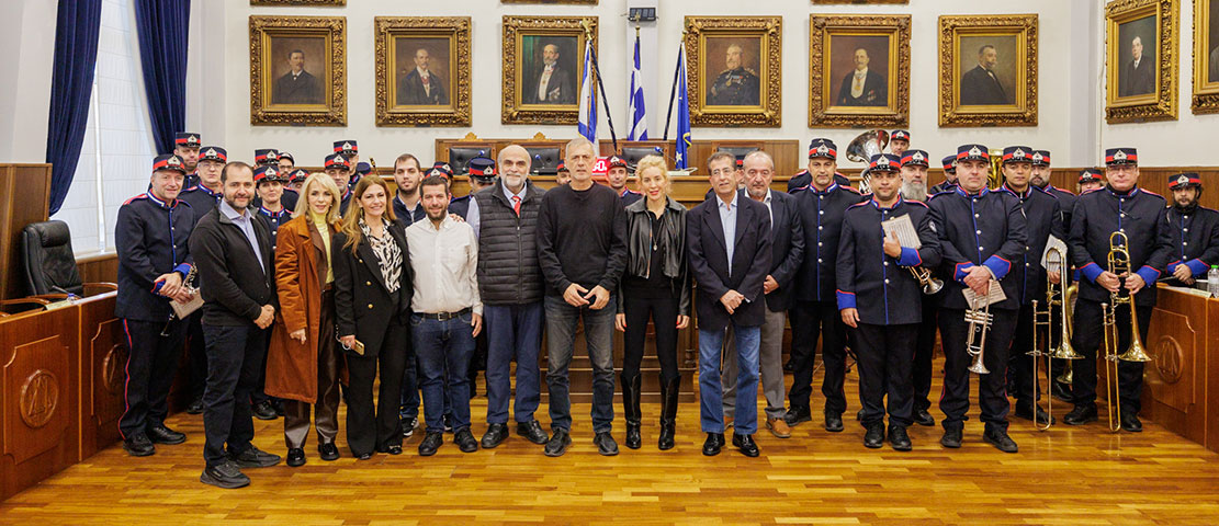 Χριστουγεννιάτικα κάλαντα και εορταστικές μελωδίες στον Δήμαρχο Πειραιά Γιάννη Μώραλη