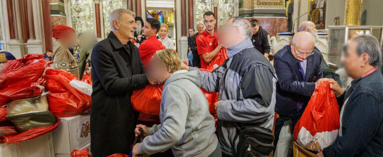 Ο Δήμαρχος Πειραιά Γιάννης Μώραλης στη διανομή Χριστουγεννιάτικων δεμάτων αγάπης της Ιεράς Μητροπόλεως Πειραιώς