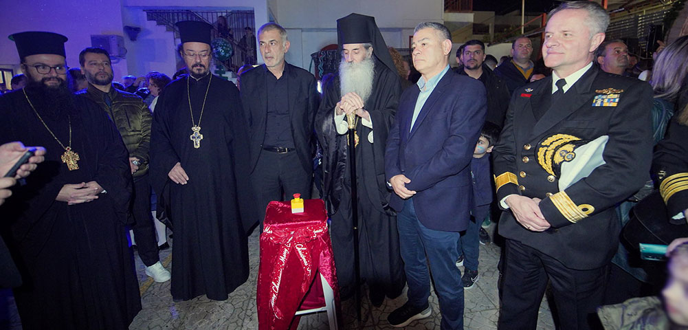 Ο Δήμαρχος Πειραιά Γιάννης Μώραλης και ο Σεβασμιώτατος Μητροπολίτης Πειραιώς κ.κ. Σεραφείμ φωταγώγησαν το Χριστουγεννιάτικο δέντρο των Εκπαιδευτηρίων της Ι.Μ. Πειραιώς