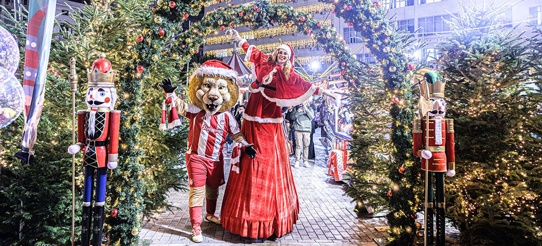 Κόκκινη Νύχτα: Μια λαμπερή χριστουγεννιάτικη γιορτή γέμισε την πόλη με μουσική, μαγικές στιγμές και χαμόγελα