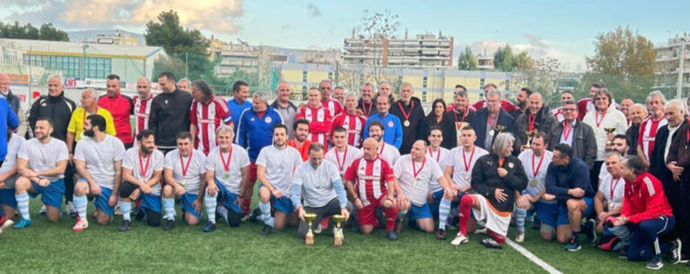 Ο Δήμαρχος Πειραιά Γιάννης Μώραλης στον φιλικό αγώνα των Βετεράνων του Ολυμπιακού με την ομάδα του Αντικαρκινικού Νοσοκομείου Πειραιά «Μεταξά»