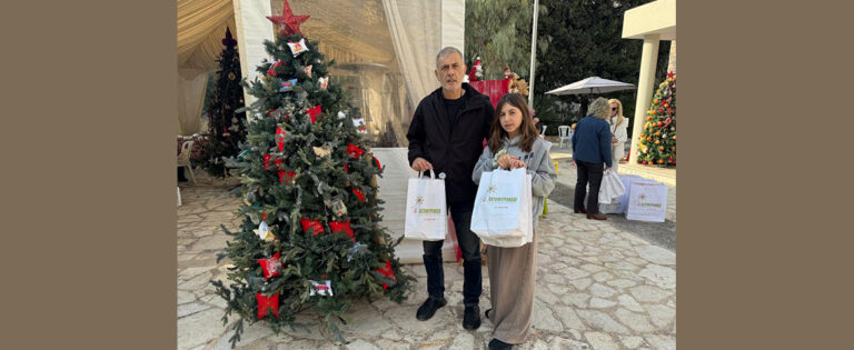 Ο Δήμαρχος Πειραιά Γιάννης Μώραλης στο Χριστουγεννιάτικο bazaar του Χατζηκυριάκειου Ιδρύματος Παιδικής Προστασίας