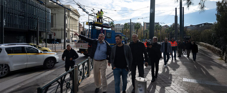 Ο Δήμαρχος Πειραιά Γιάννης Μώραλης στην έναρξη των εργασιών αποξήλωσης του δικτύου τρόλεϊ στον Πειραιά
