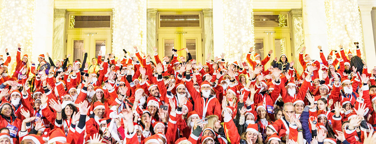 Χιλιάδες Άγιοι Βασίληδες «πλημμύρισαν» τον Πειραιά στο Santa Night Run