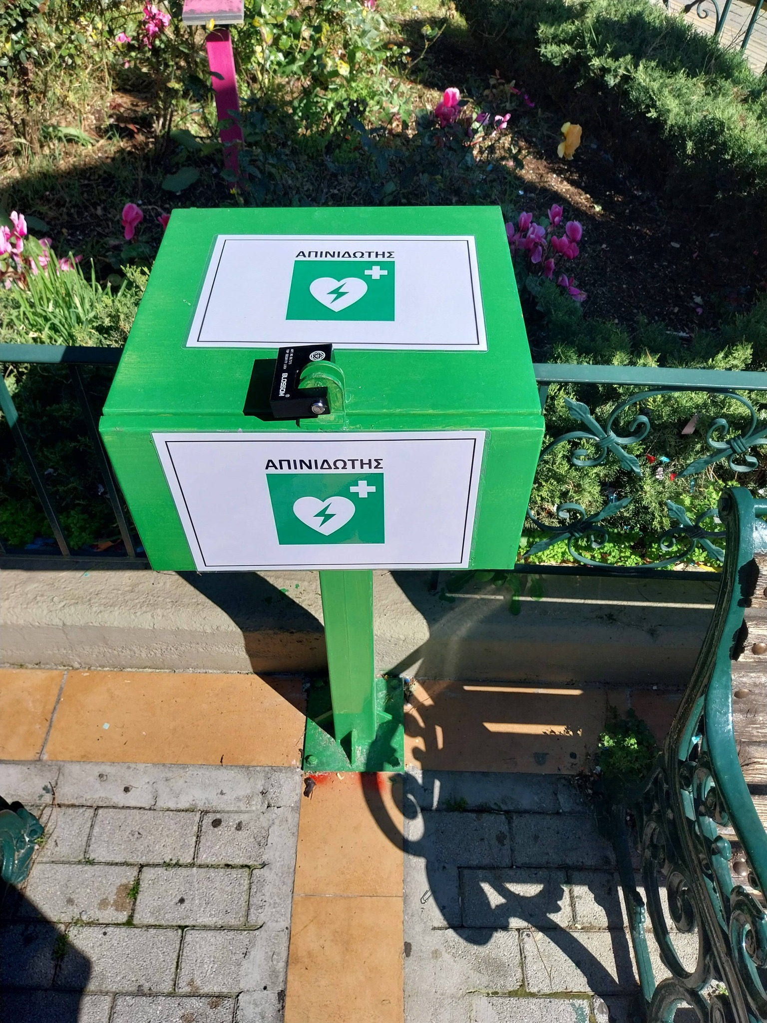 Τοποθετήθηκε ο πρώτος απινιδωτής σε πλατεία