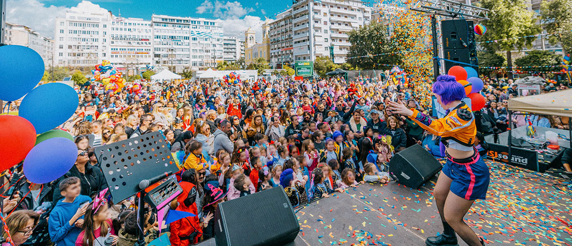 Εντυπωσιακή συμμετοχή μικρών και μεγάλων στο ξέφρενο Αποκριάτικο Καρναβαλοπάρτι για παιδιά στην πλατεία Κοραή