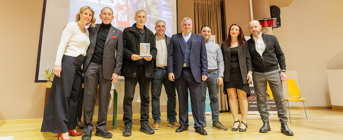 Τιμητική διάκριση στον Δήμαρχο Πειραιά Γιάννη Μώραλη από τον Σύλλογο Δρομέων Υγείας Πειραιά