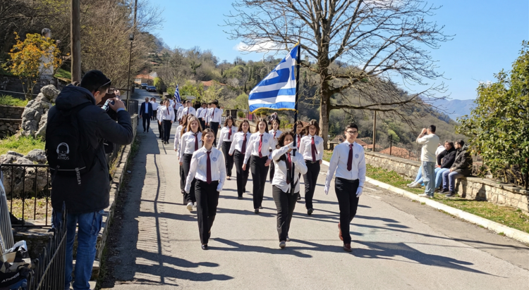 Το 13ο Γυμνάσιο παρέλασε στο ιστορικό Δελβινάκι Πωγωνίου – Δήμος Καλλιθέας