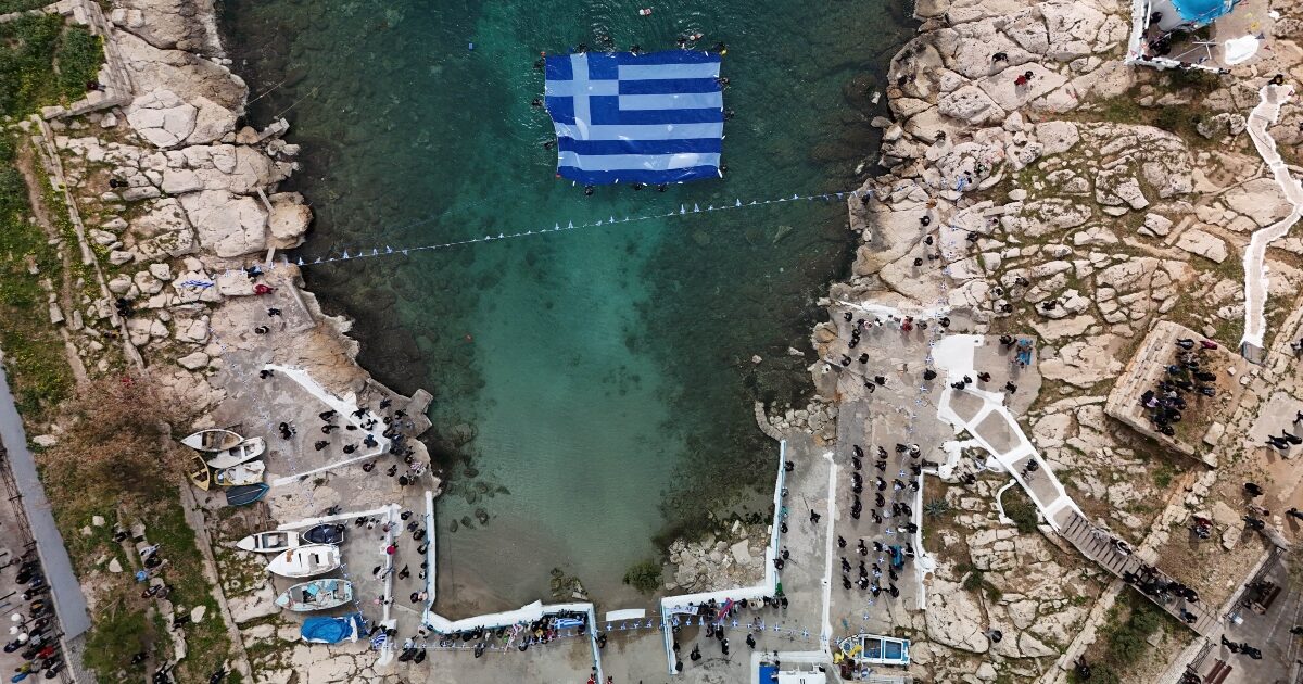 Εντυπωσιακή Γαλανόλευκη 180 τ.μ. στην Πειραϊκή για την Εθνική Επέτειο