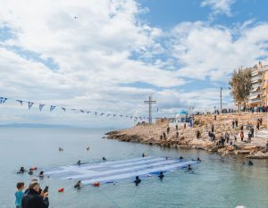 25η Μαρτίου: Η Γαλανόλευκη στο Νερό του Πειραιά για Εθνική Υπερηφάνεια