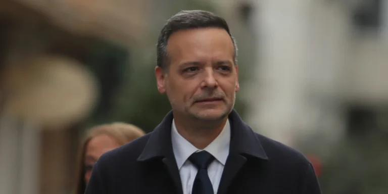 ΠΑΣΟΚ- Κάλπες με μαζική συμμετοχή και έκπληξη υπέρ Χάρη Δούκα