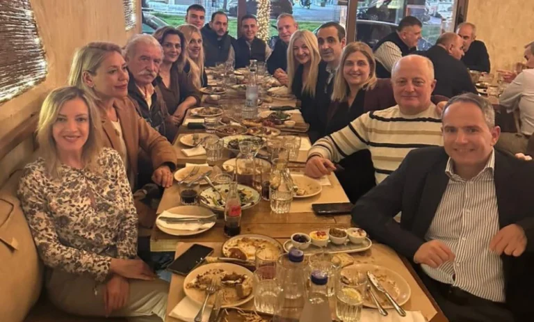 Βραδιά με «άρωμα» Νέας Δημοκρατίας στη Νέα Σμύρνη: Ο Γρηγόρης Δημητριάδης σε χαλαρή συνάντηση με στελέχη και φίλους της παράταξης