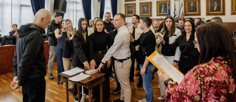 Ο Δήμαρχος Πειραιά Γιάννης Μώραλης όρκισε 30 νέους δημοτικούς αστυνομικούς