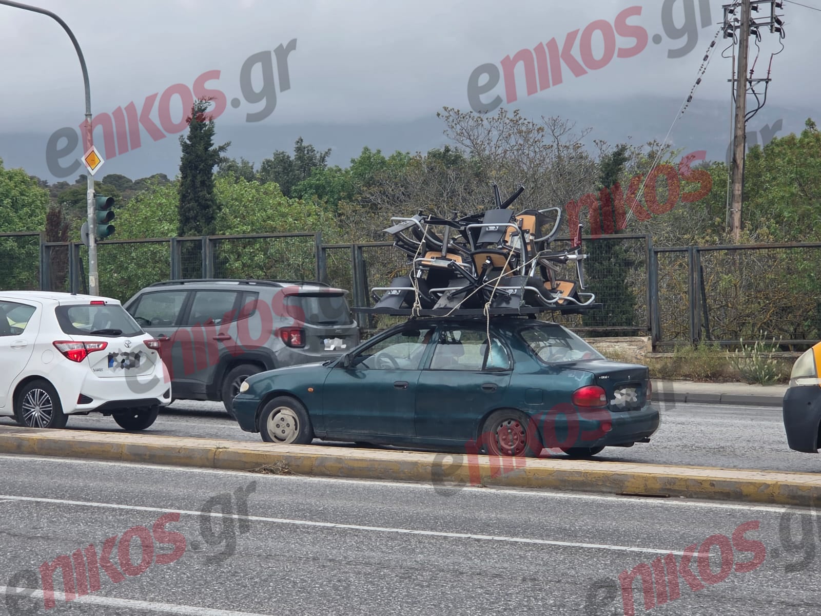 Λεωφόρος Κηφισίας: Σοκαριστική παράτολμη μεταφορά δεκάδων καρεκλών