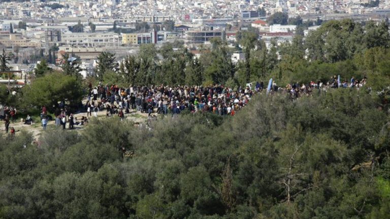 Άγρια επίθεση στον Λόφο Φιλοπάππου: Άγνωστος τραυμάτισε δύο άτομα με μεταλλική βέργα