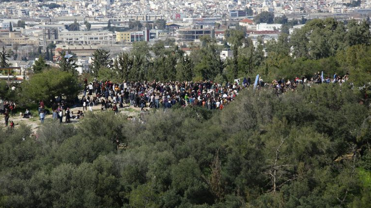 Άγρια επίθεση στον Λόφο Φιλοπάππου: Άγνωστος τραυμάτισε δύο άτομα με μεταλλική βέργα