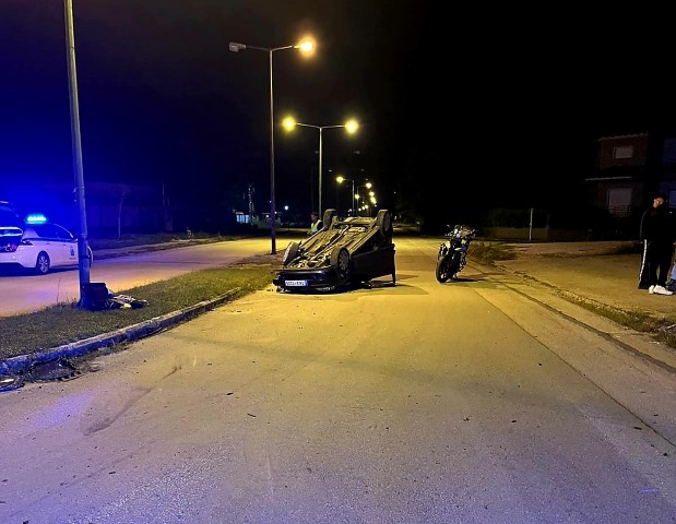 Σοβαρό τροχαίο στα Τρίκαλα: Ι.Χ. καρφώθηκε σε φωτεινό σηματοδότη