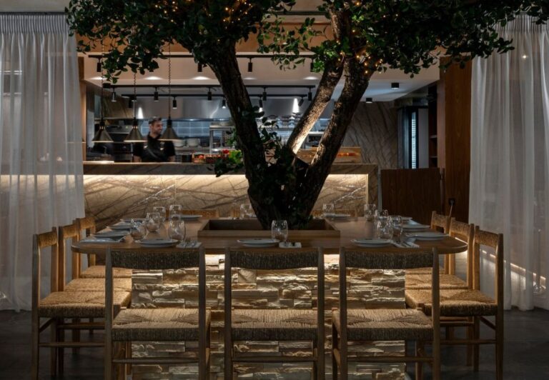 Σύναξις: Νέα Γευστική Άφιξη στη Βουλιαγμένη με Έμφαση στην Ξυλοψημένη Κουζίνα