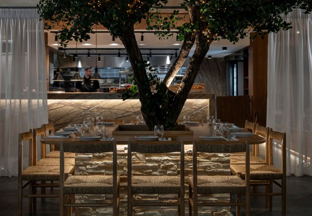 Σύναξις: Νέα Γευστική Άφιξη στη Βουλιαγμένη με Έμφαση στην Ξυλοψημένη Κουζίνα