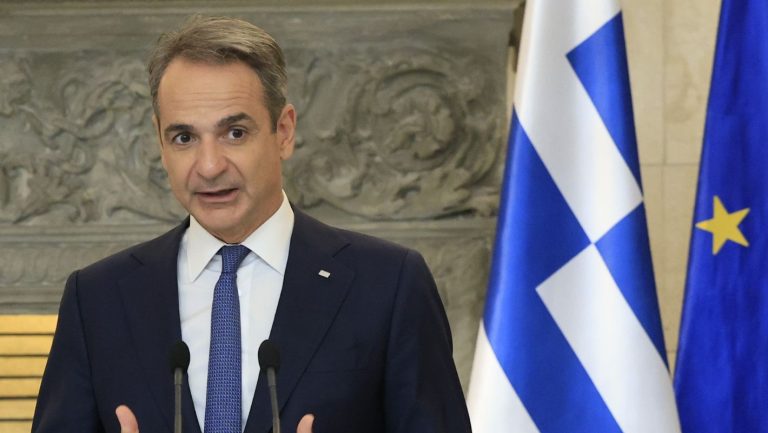 Οικονομία: «Bonjour» Μητσοτάκη vs. «Ματωμένα» Νοικοκυριά