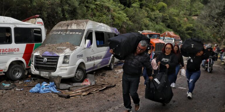 Μακελειό στην Κολομβία: Τουλάχιστον 20 νεκροί από βομβιστική επίθεση σε αυτοκινητόδρομο