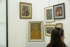 Νίκος Τζιζμετζόγλου: Επιτυχημένα Εγκαίνια Αναδρομικής Έκθεσης στην Πινακοθήκη Πειραιά