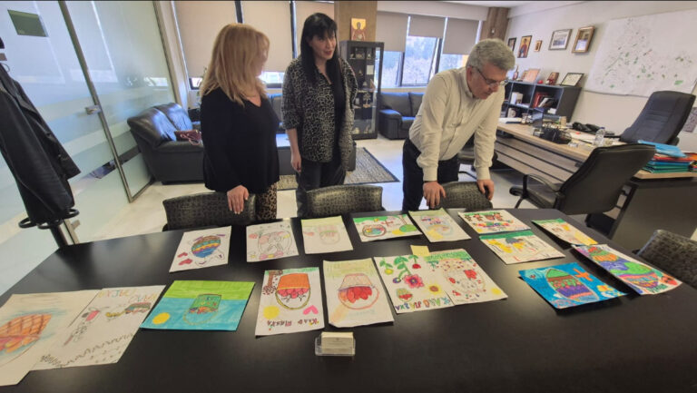 Τα παιδιά ντύνουν τις ευχετήριες κάρτες του Δημάρχου Νέας Ιωνίας