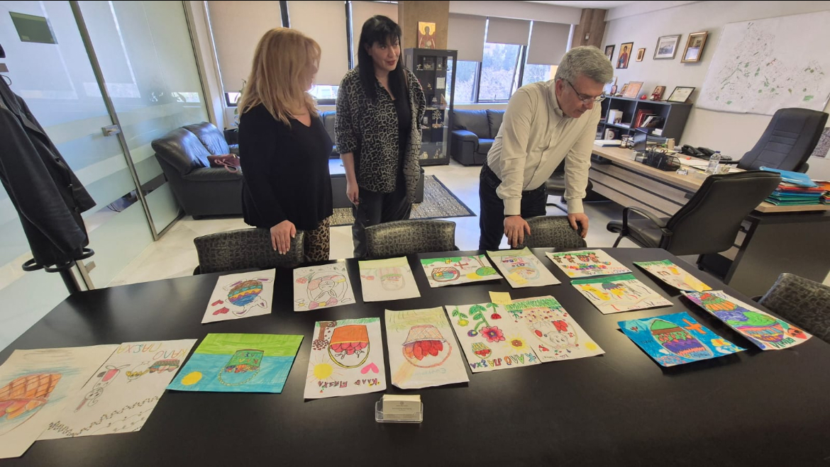 Τα παιδιά ντύνουν τις ευχετήριες κάρτες του Δημάρχου Νέας Ιωνίας