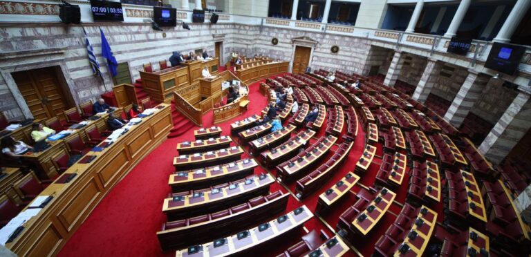 Νέα Διάταξη για Υποθέσεις Πολιτικών: Θέμα Ημέρας στη Βουλή